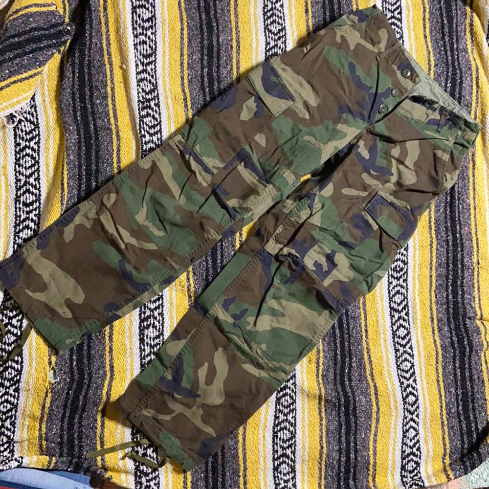 Vintage cargo army pants fits a woman’s size 3-4